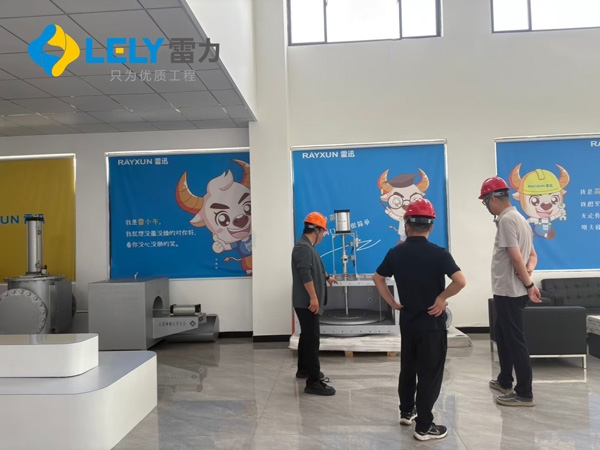 客戶蒞臨雷力生產(chǎn)基地參觀考察.jpg